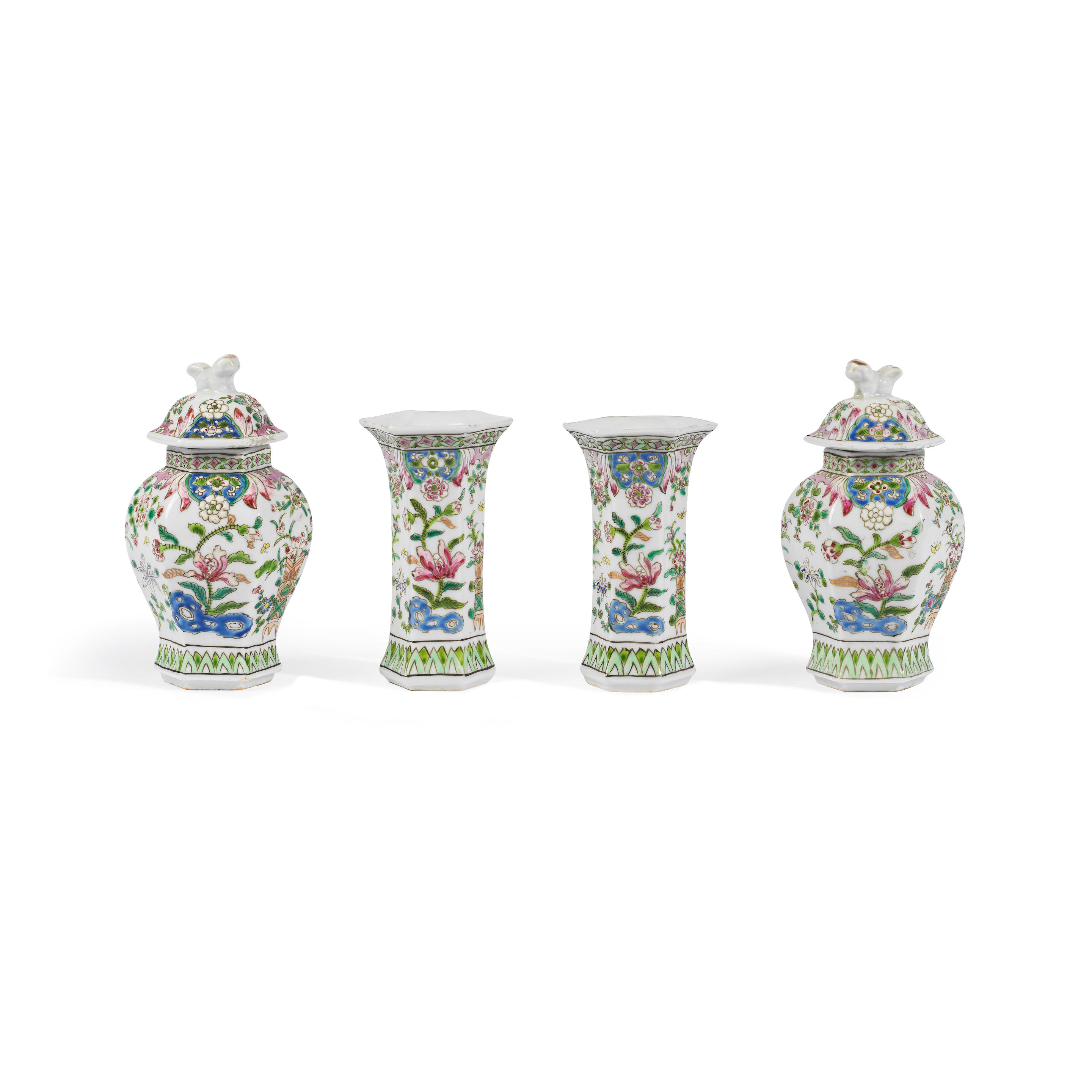 CHINE GARNITURE DE QUATRE PI CES EN PORCELAINE XIXE SI
