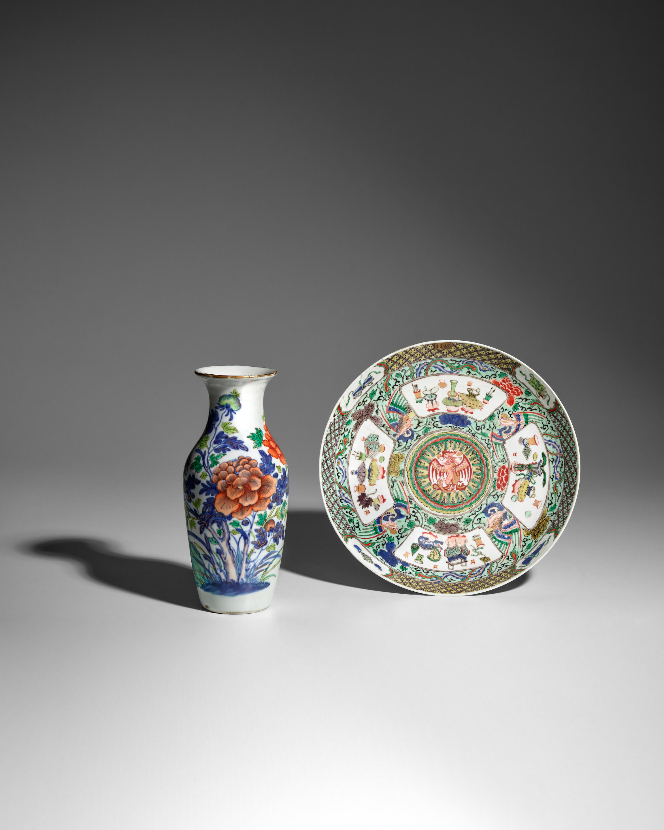 A FAMILLE VERTE DISH AND AN ENAMELED VASE The dish