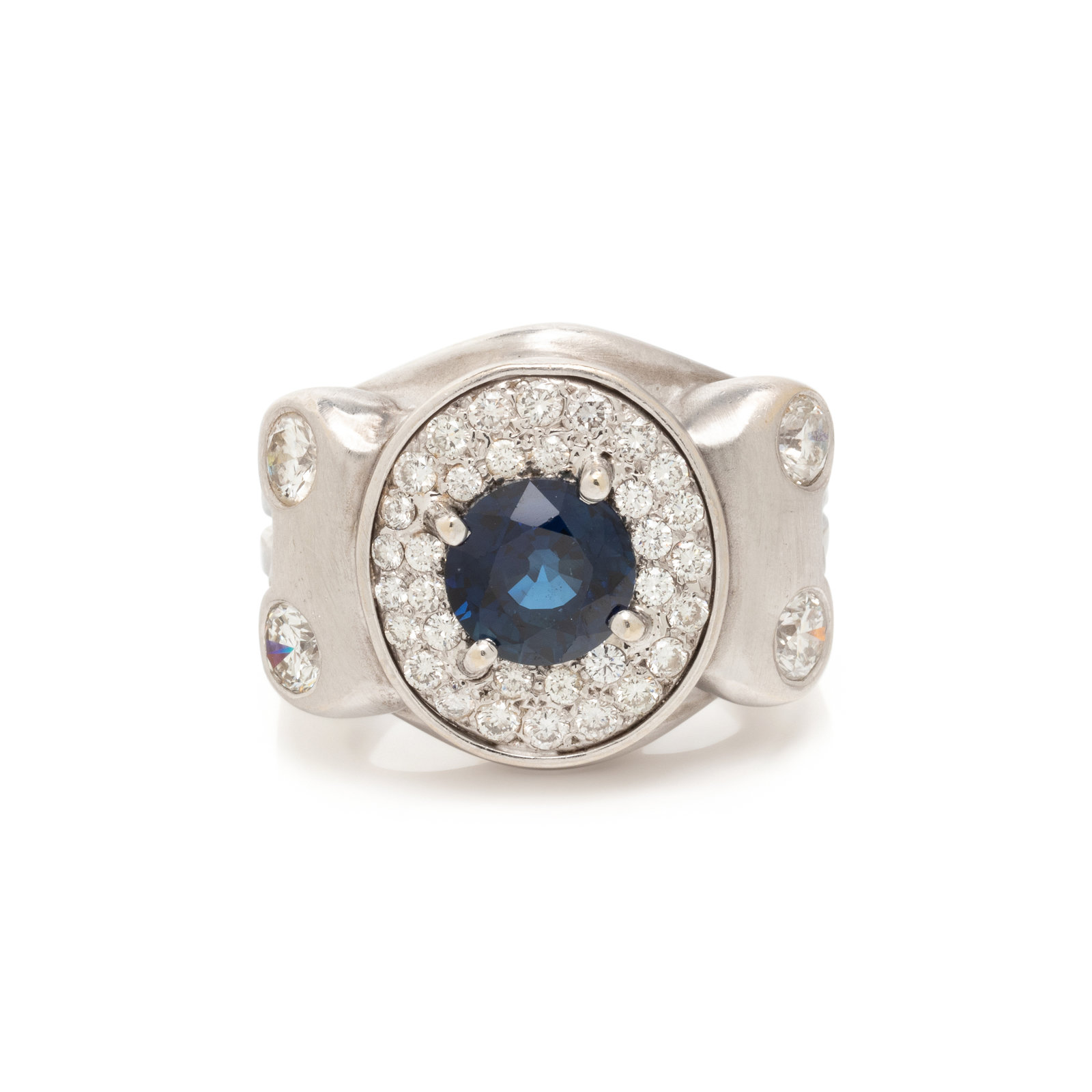 WHITE GOLD SAPPHIRE AND DIAMOND RING One round mixed cut