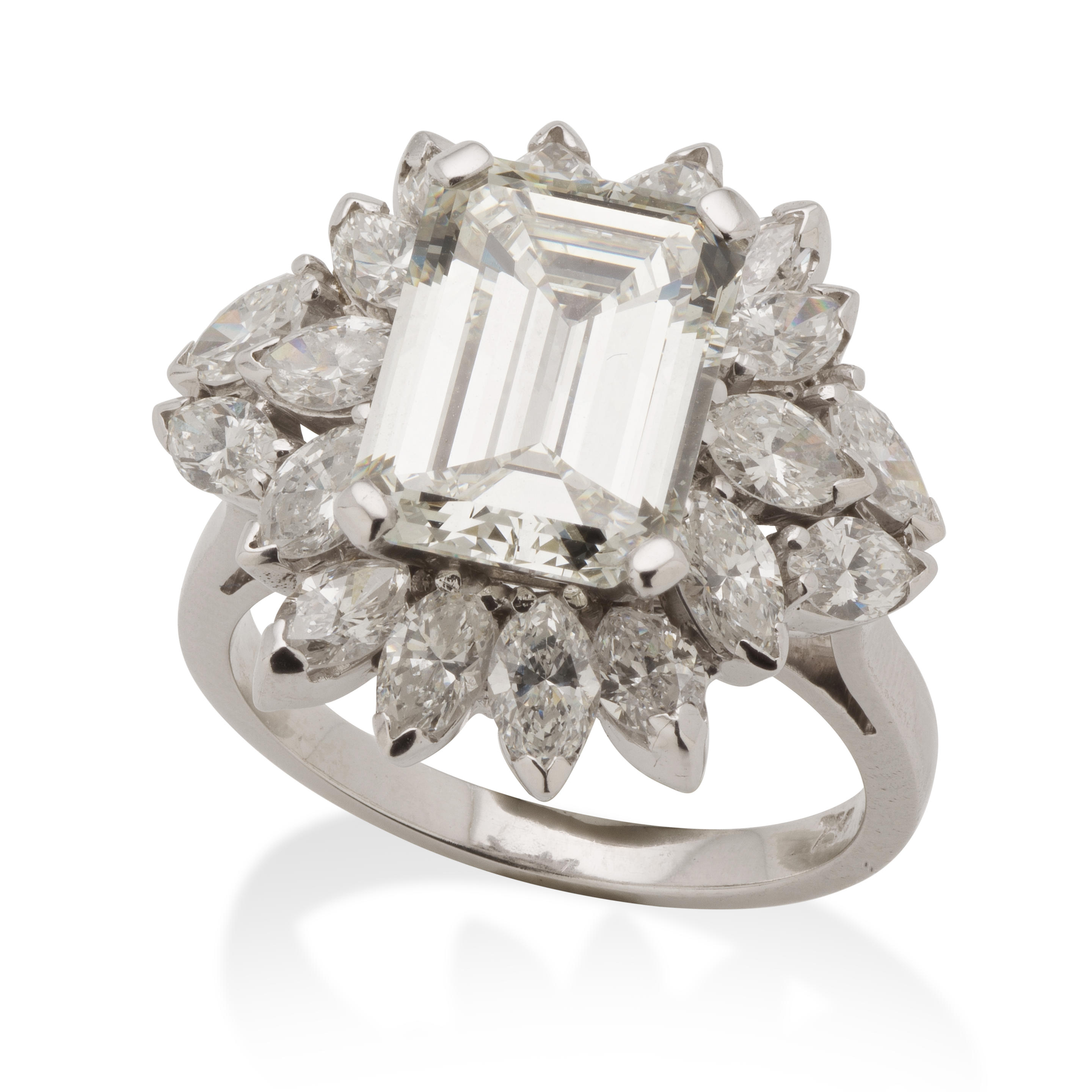 BAGUE DIAMANTS Formant une fleur stylis e orn e au
