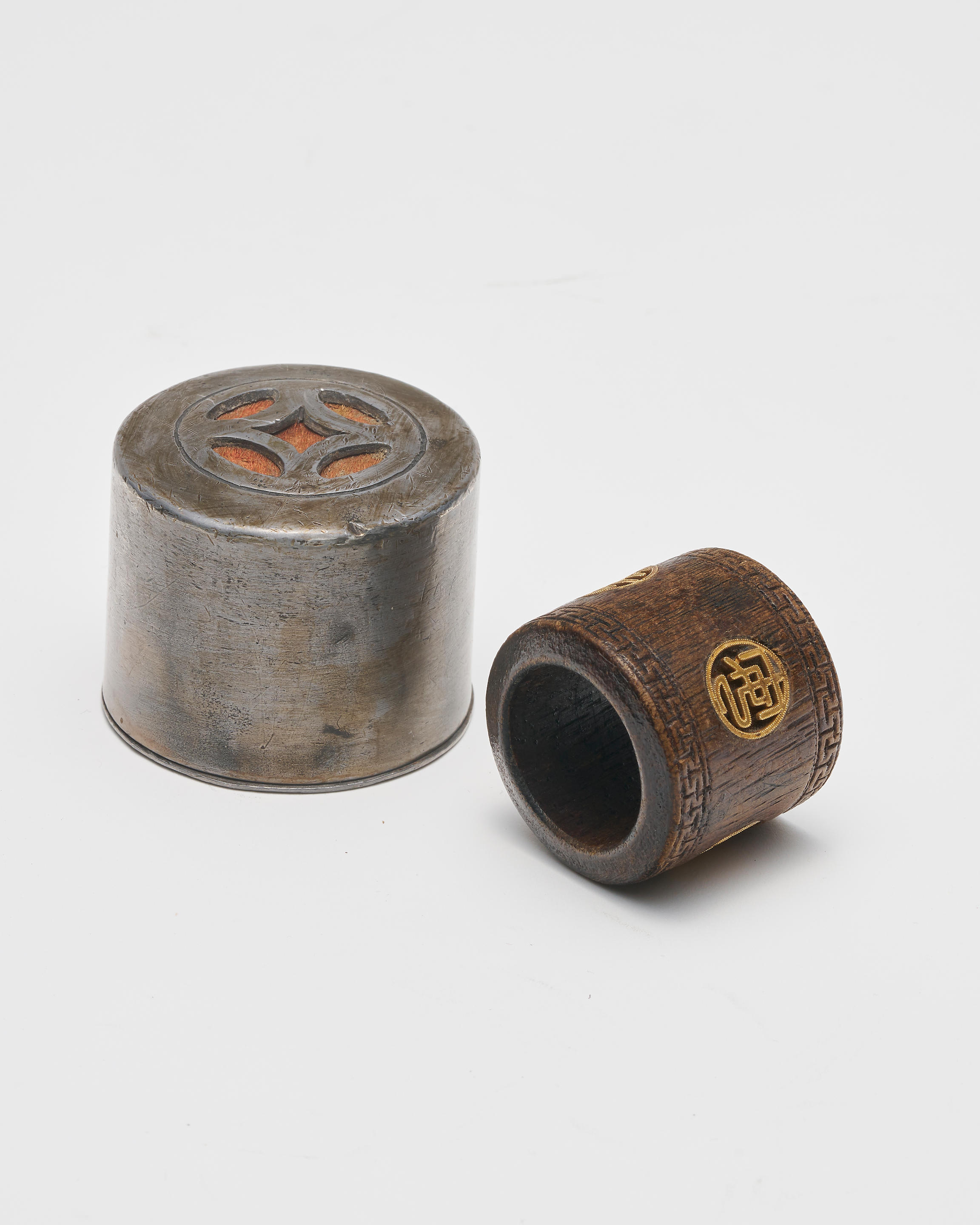 AN ALOESWOOD ARCHER S RING WITH METAL INLAYS fitted with