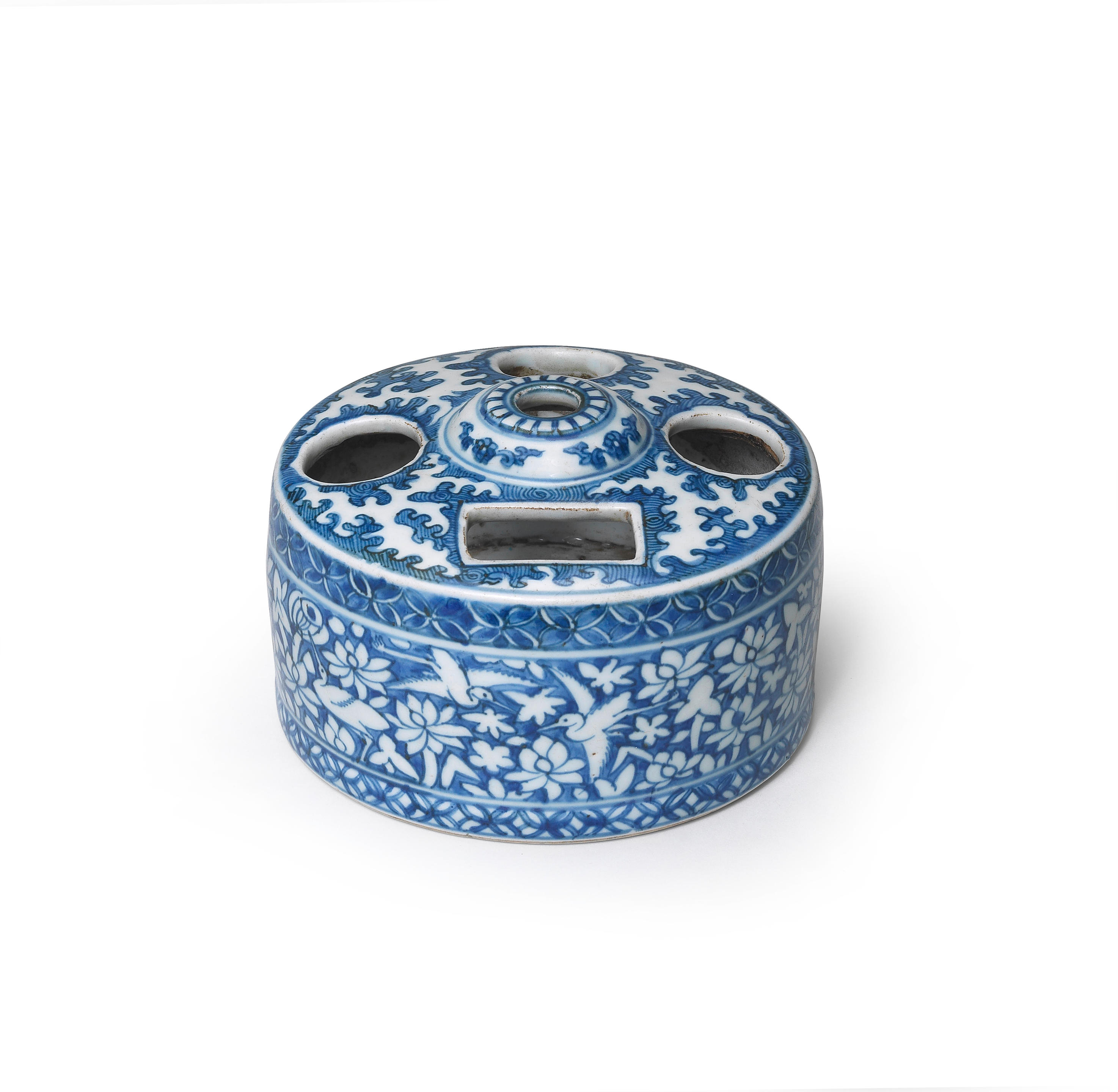 A BLUE AND WHITE CIRCULAR BRUSH AND INK STAND Chang