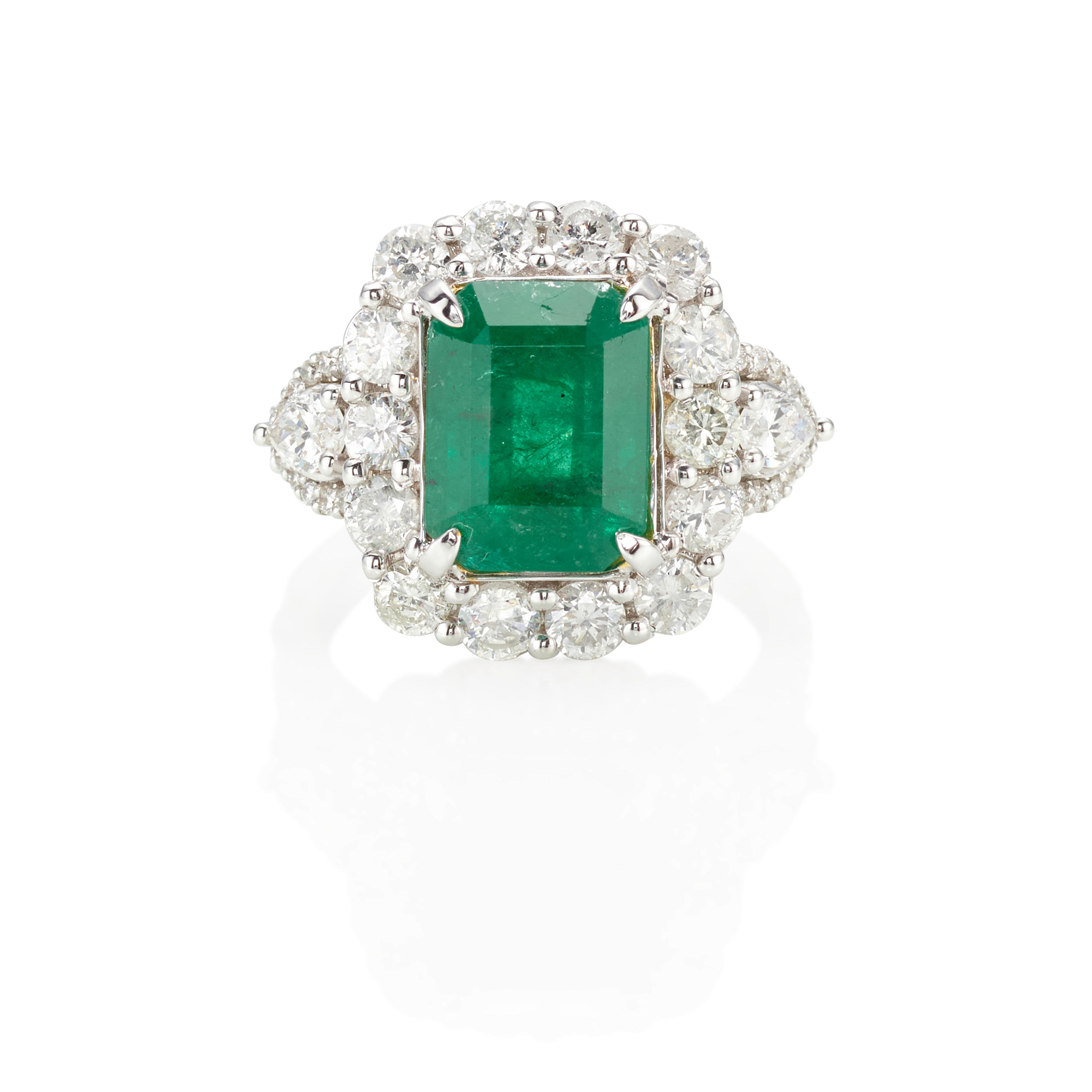 AN 18K WHITE GOLD EMERALD AND DIAMOND RING Centering a
