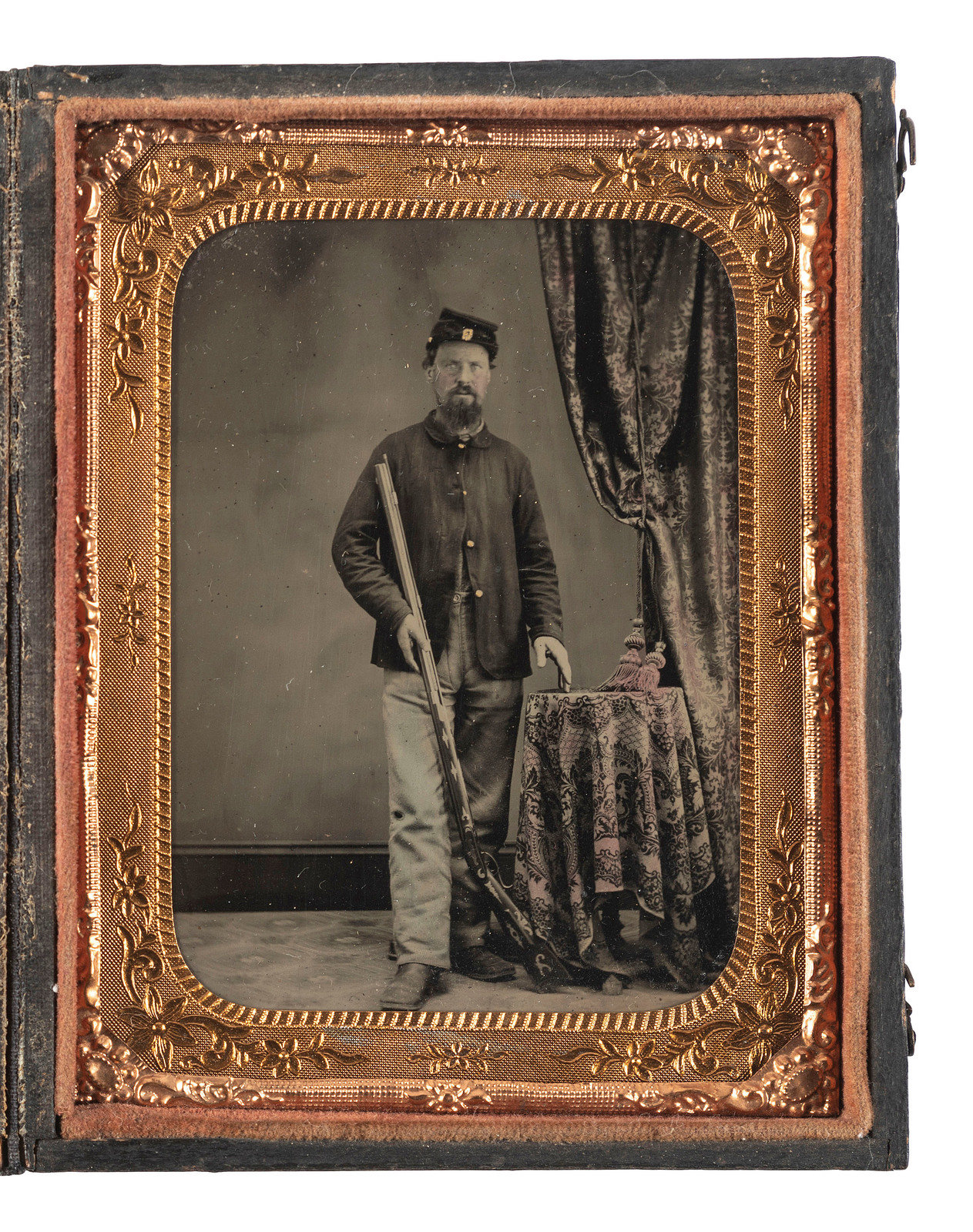 CIVIL WAR Quarter plate tintype featuring a Union soldier with