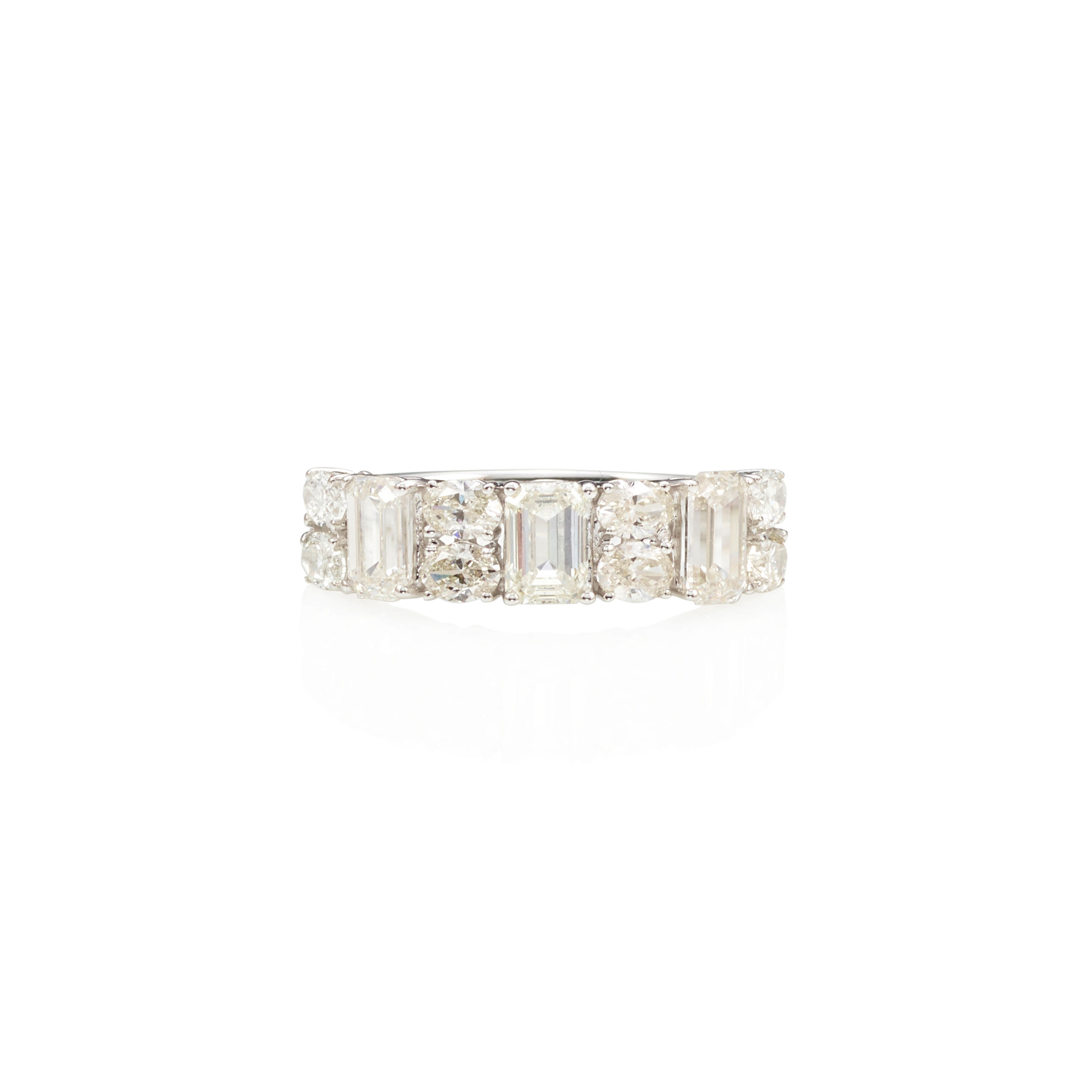 A WHITE GOLD AND DIAMOND RING Diamonds weighing approximately 2