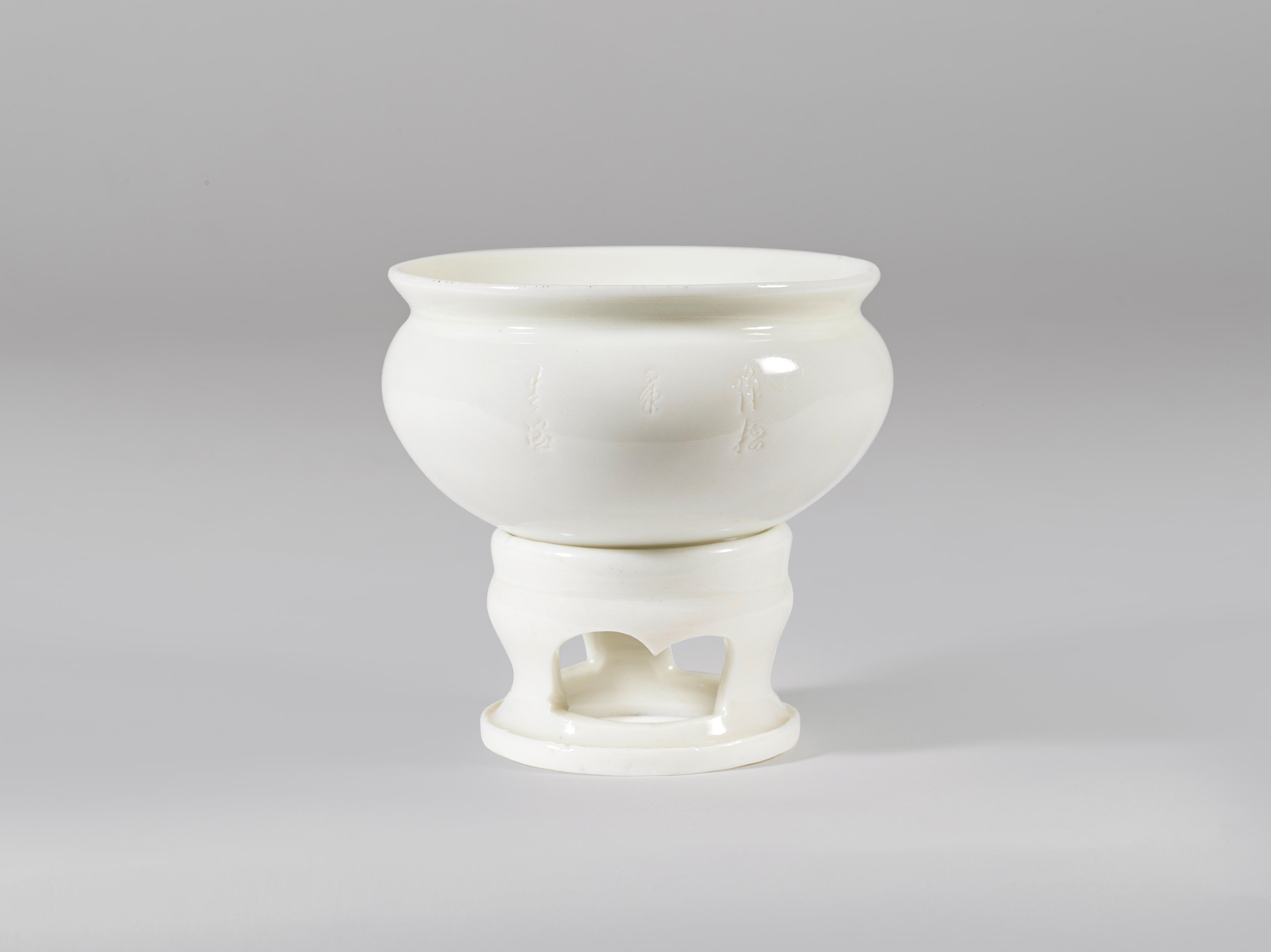 PETITE LAMPE HUILE ET SON SUPPORT EN PORCELAINE DEHUA XVIIe