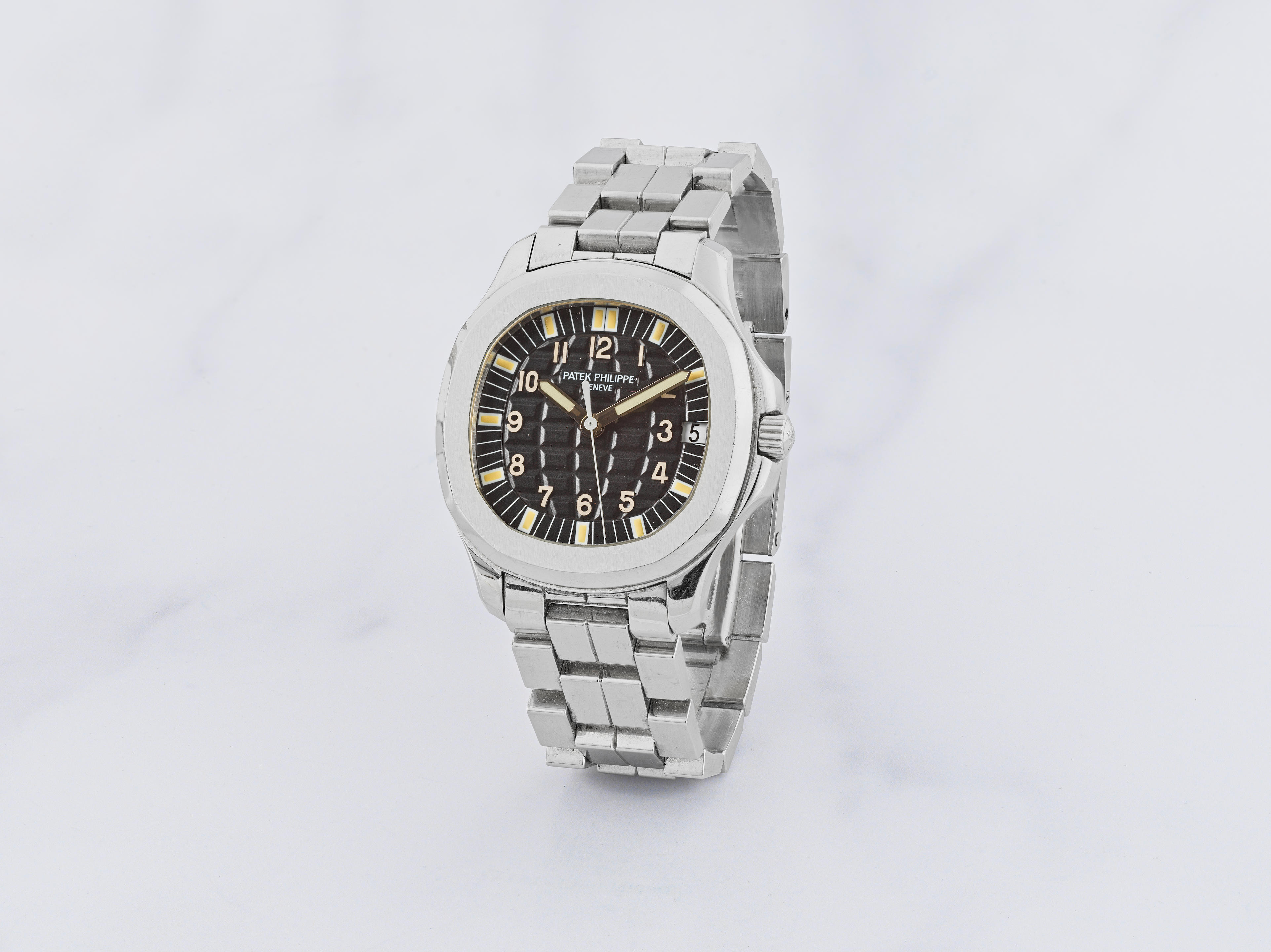PATEK PHILIPPE BELLE MONTRE BRACELET EN ACIER AVEC DATE MOUVEMENT
