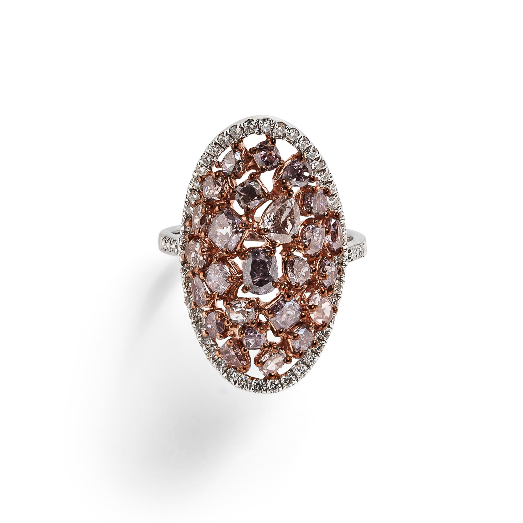AN 18K GOLD COLORED DIAMOND AND DIAMOND RING Set with