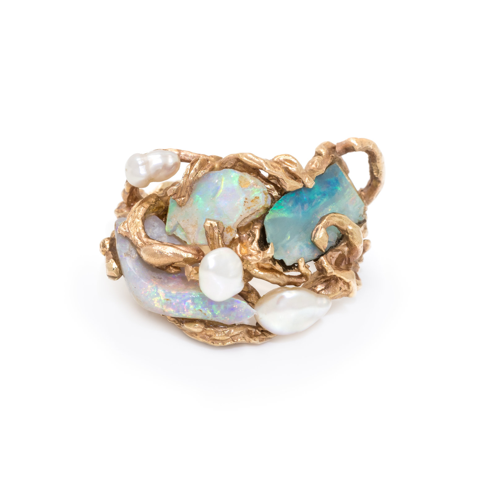YELLOW GOLD OPAL AND PEARL RING Containing three freeform opals