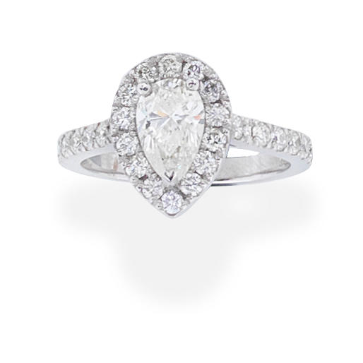 DIAMOND CLUSTER RING The pear shaped diamond within a brilliant
