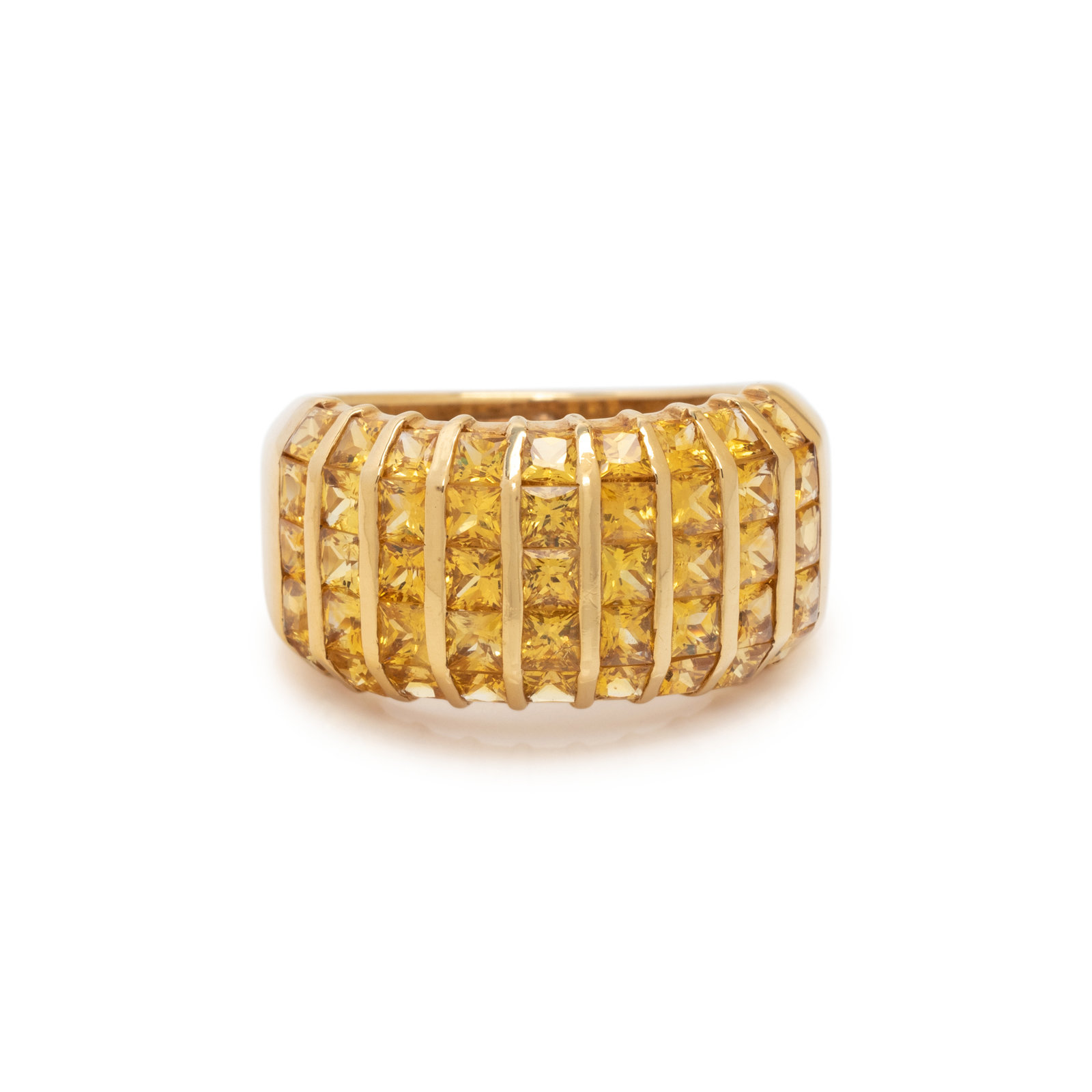 YELLOW GOLD AND YELLOW SAPPHIRE RING Containing 45 princess cut