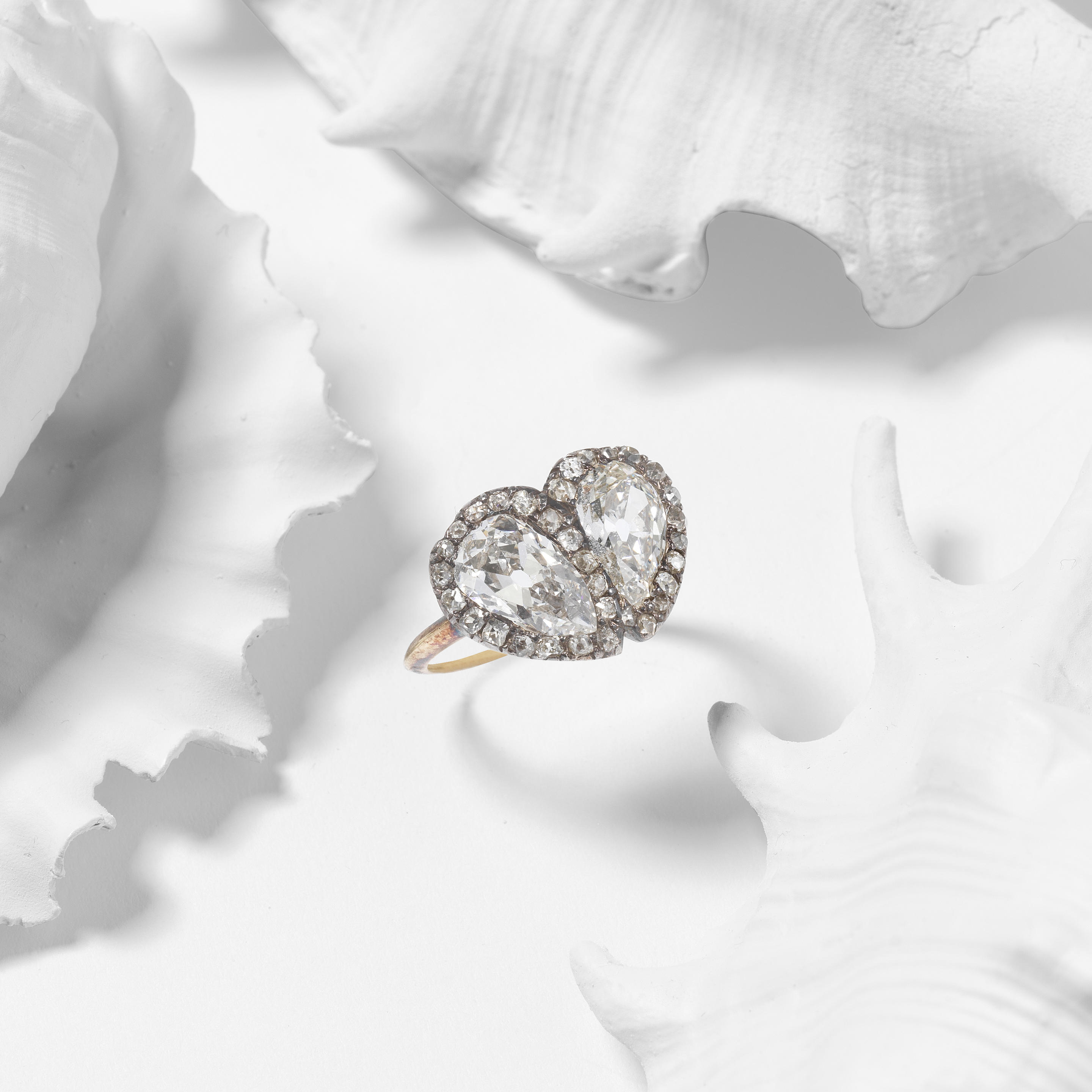 DIAMOND TWIN HEART RING 19TH CENTURY Set with two pear