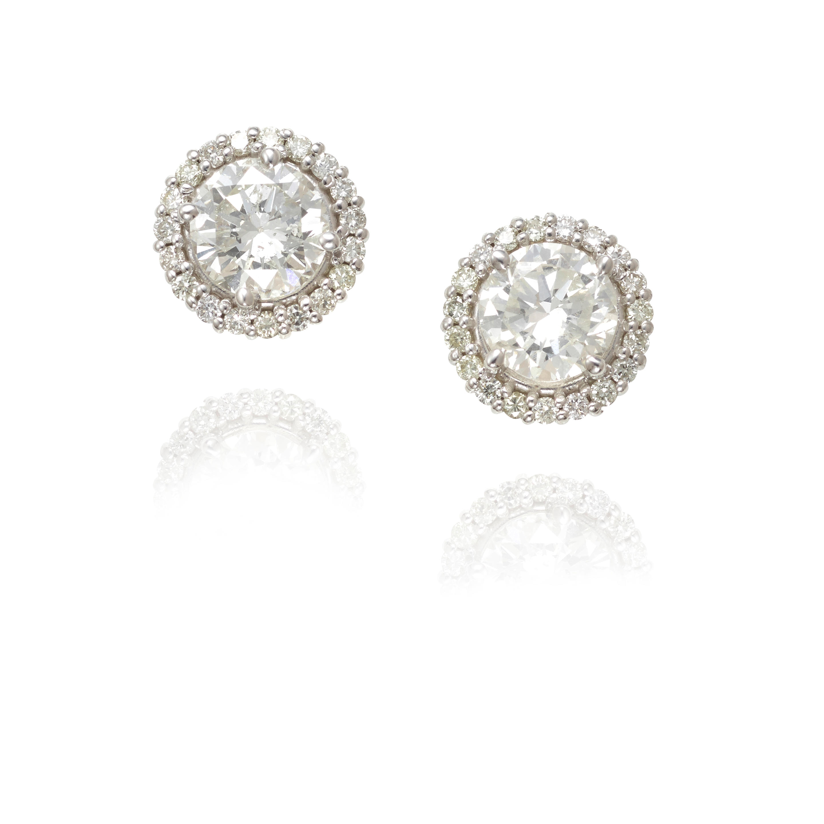 A PAIR OF 18K WHITE GOLD AND DIAMOND EARRINGS Centering