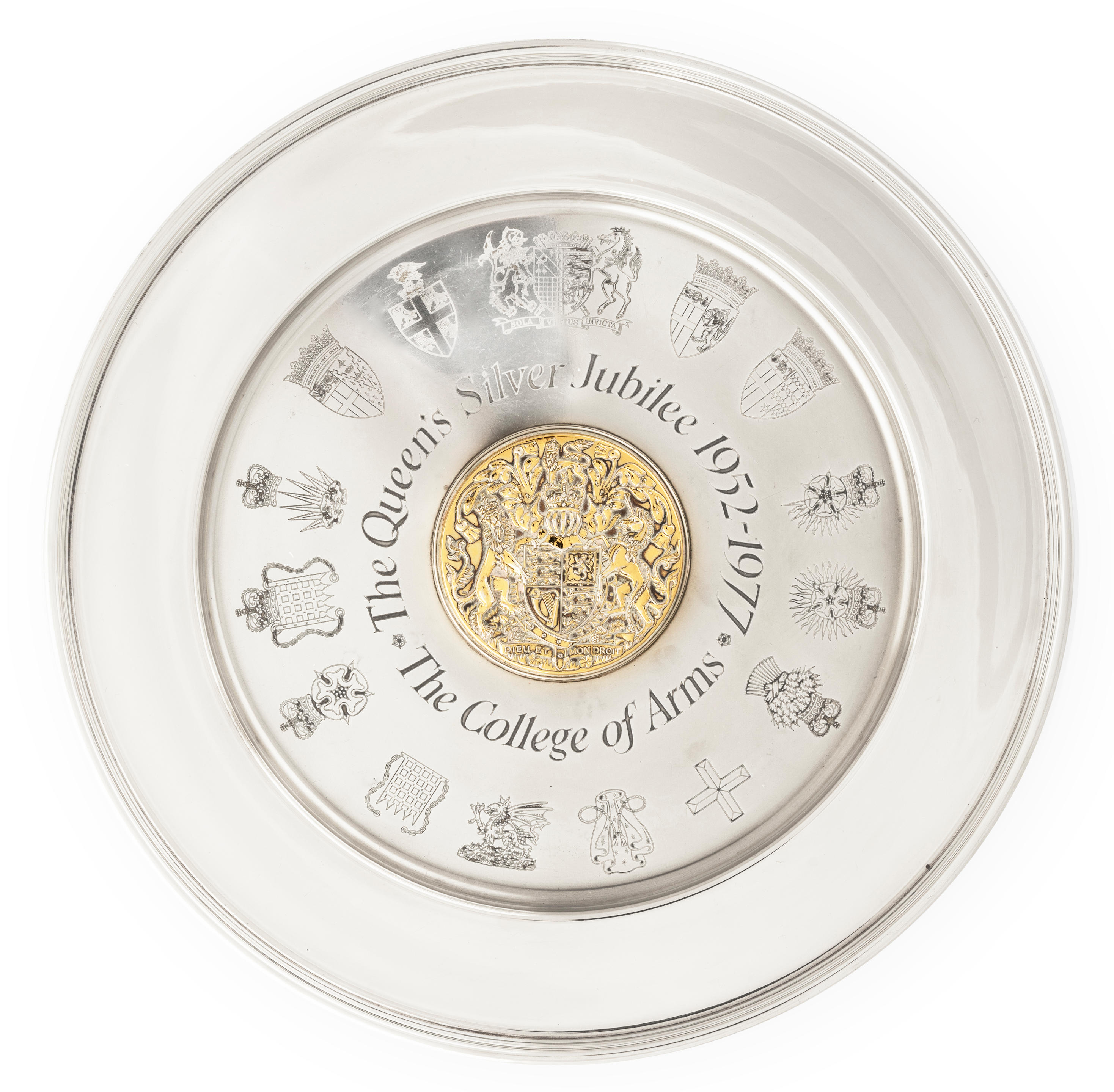 A SILVER COMMEMORATIVE DISH BY THE COLLEGE OF ARMS CELEBRATING