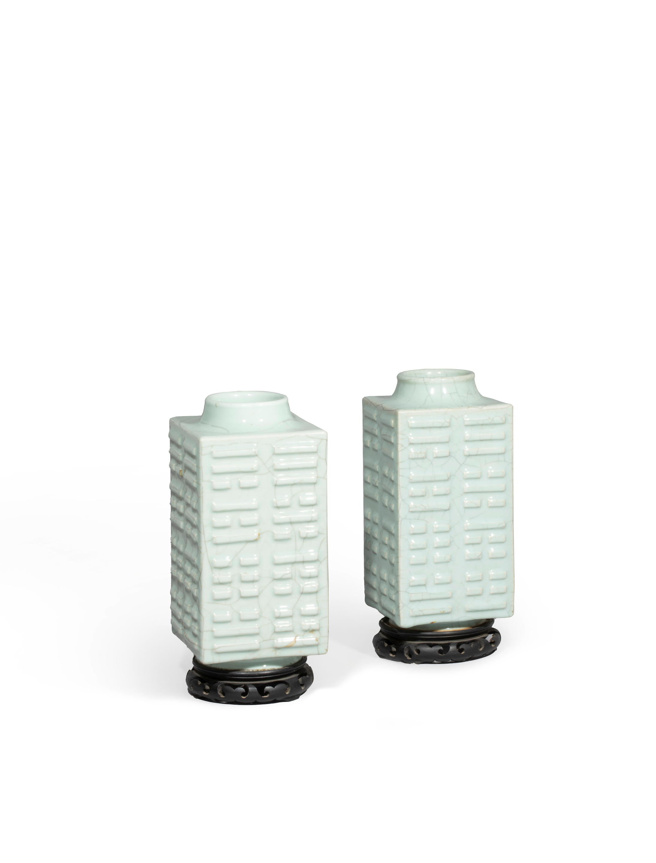 PAIRE DE VASES EN PORCELAINE GLACURE DE TYPE GE CONG