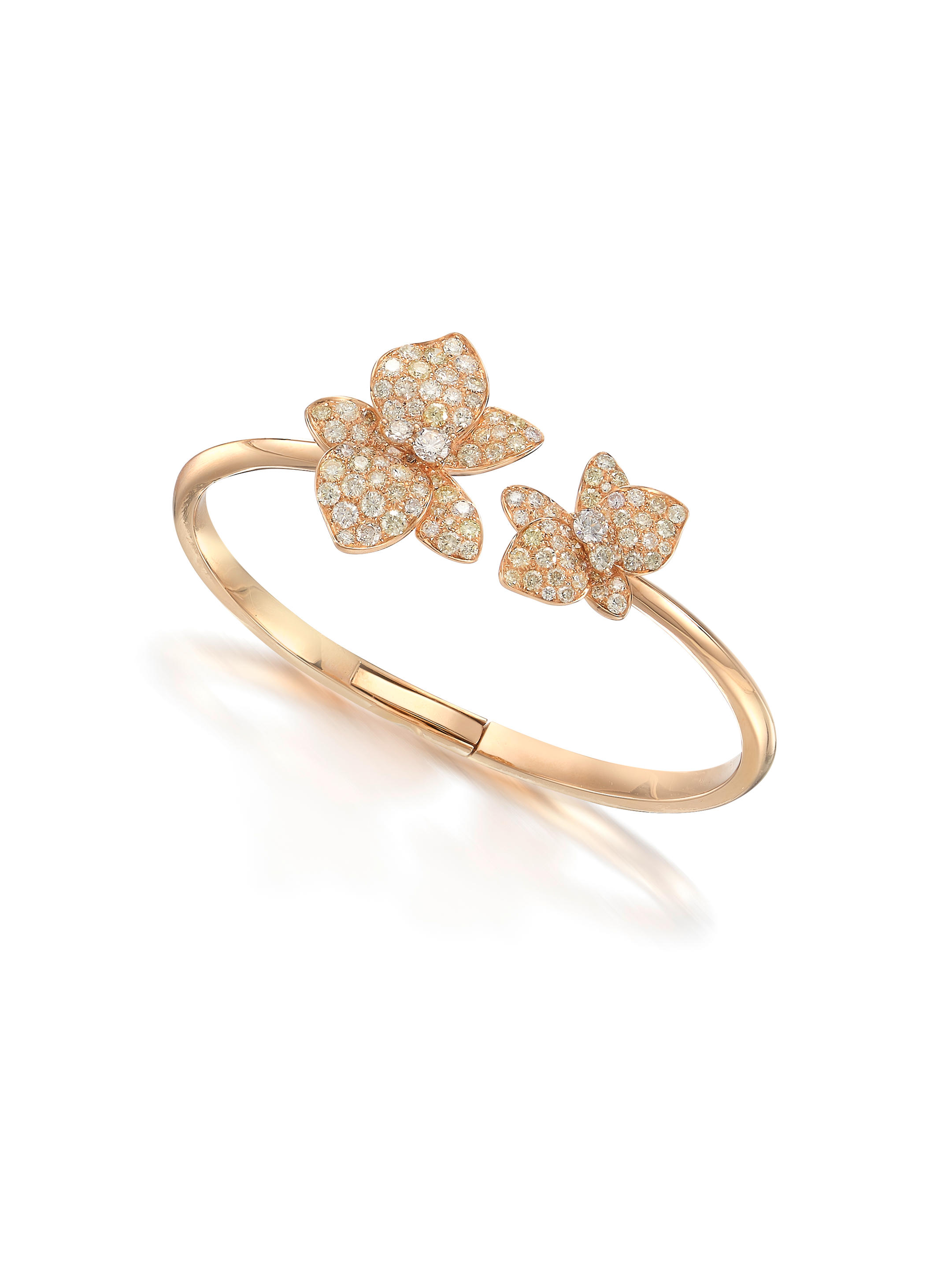 COLOURED DIAMOND AND DIAMOND FLOWER BANGLE The hinged bangle designed