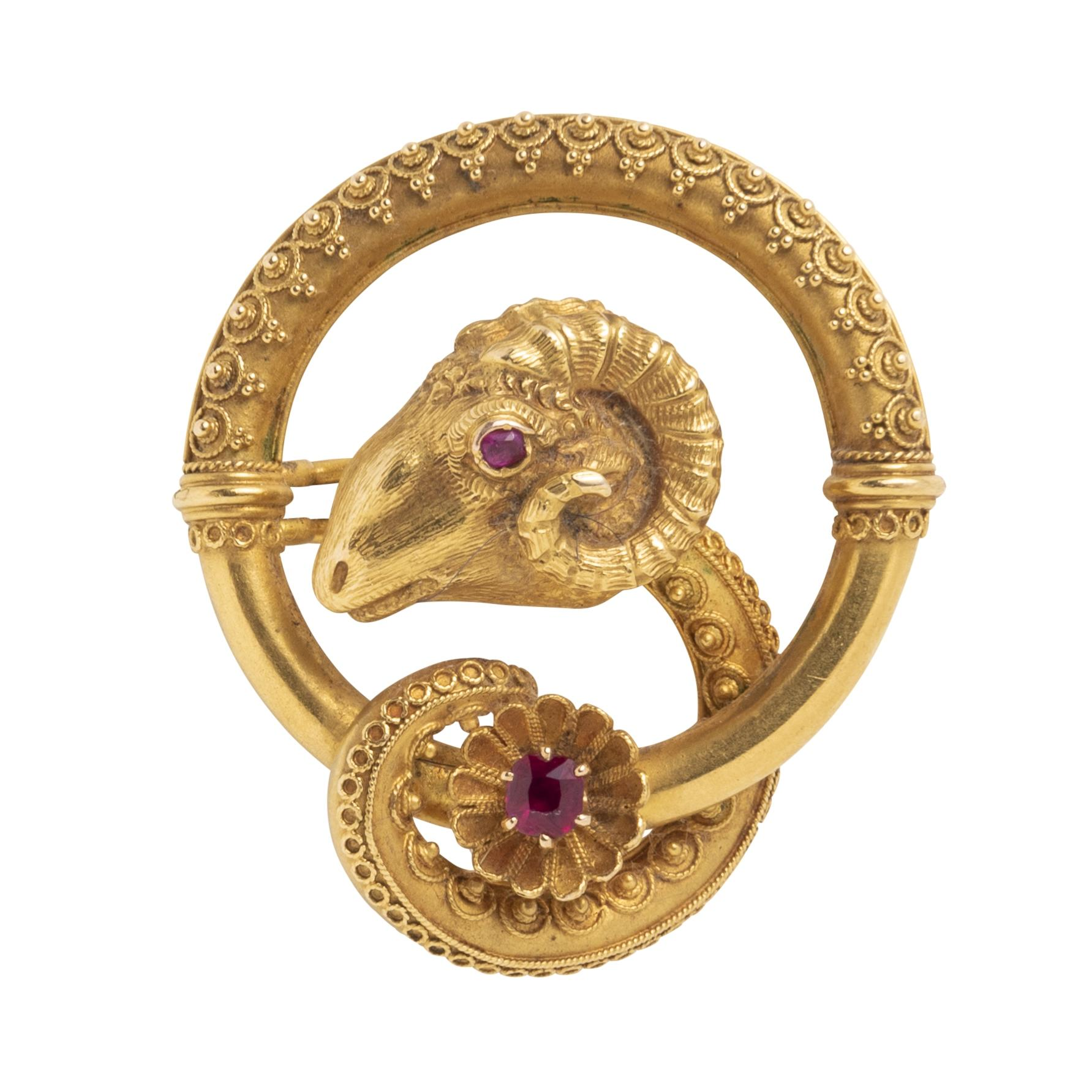AN ETRUSCAN REVIVAL GOLD BROOCH 19TH CENTURY Designed as a