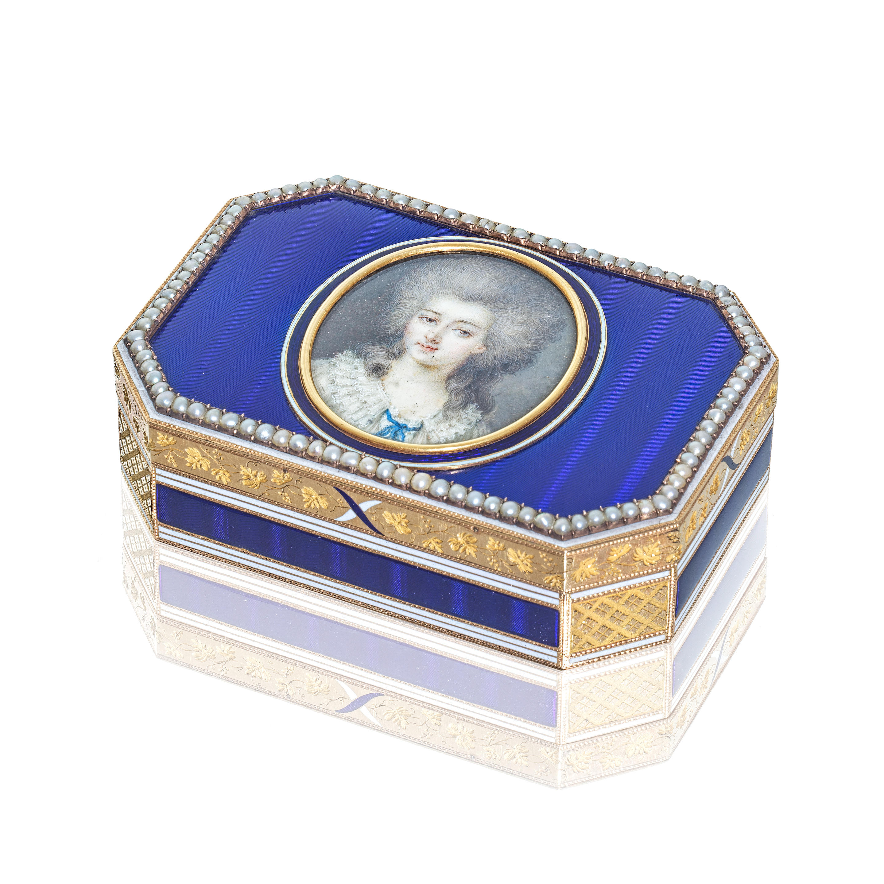 AN EARLY 19TH CENTURY GERMAN GOLD ENAMELLED AND PEARL SET