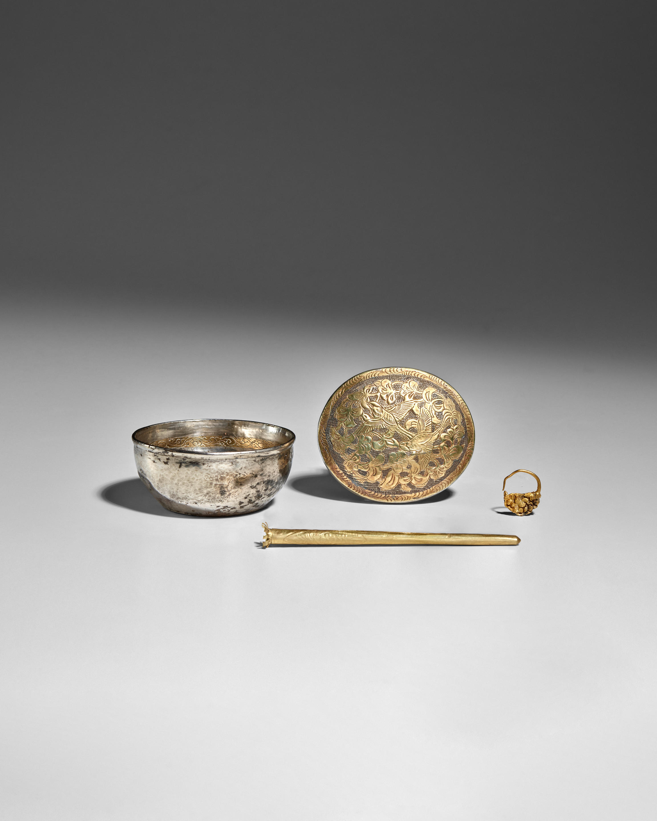 A GROUP OF FOUR SILVER AND GOLD ARTIFACTS Tang Song