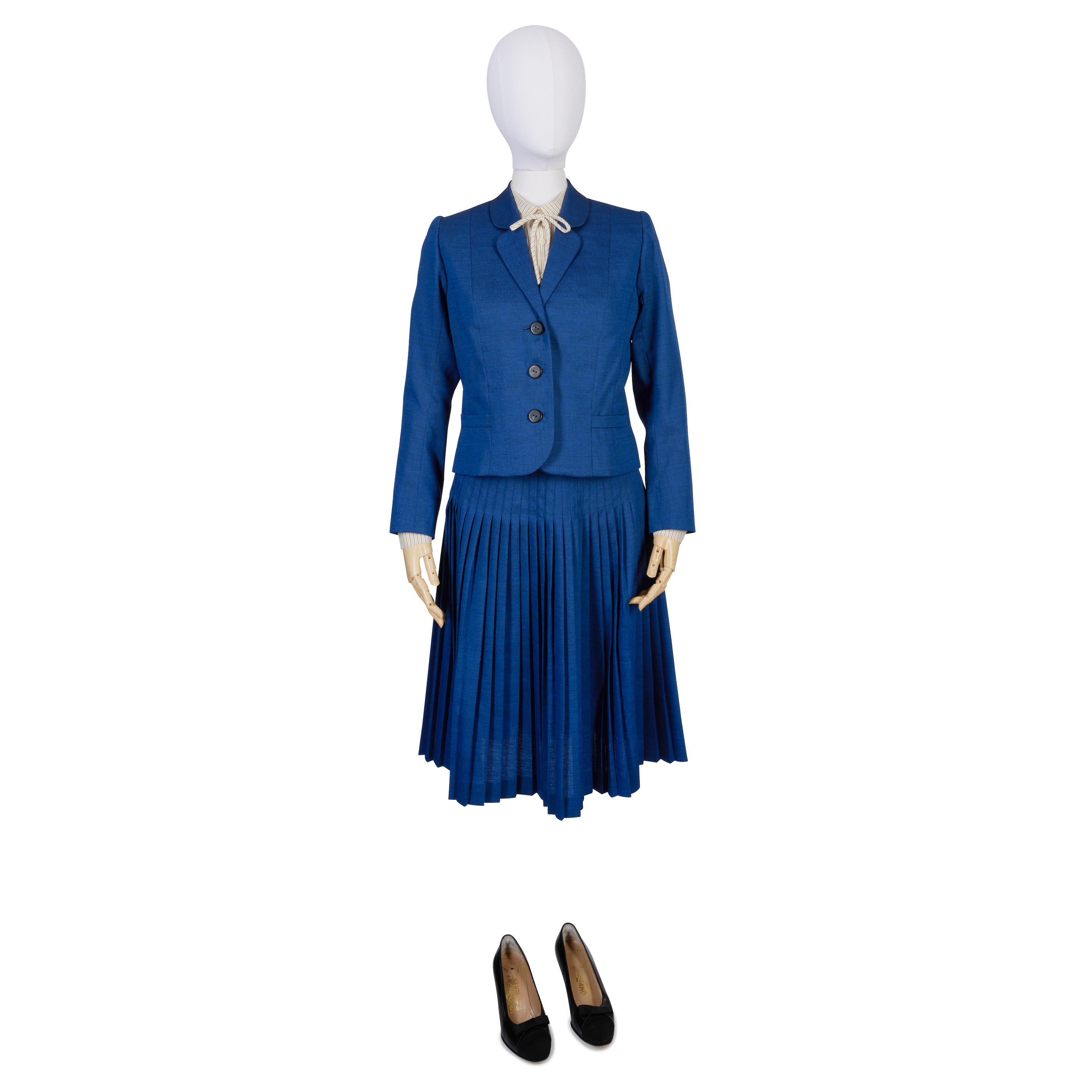 GILLIAN ANDERSON AS MARGARET THATCHER A SKIRT SUIT AND LAUNER