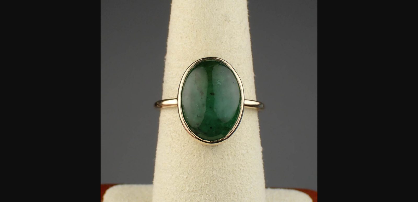 AN EMERALD AND 14K YELLOW GOLD RING