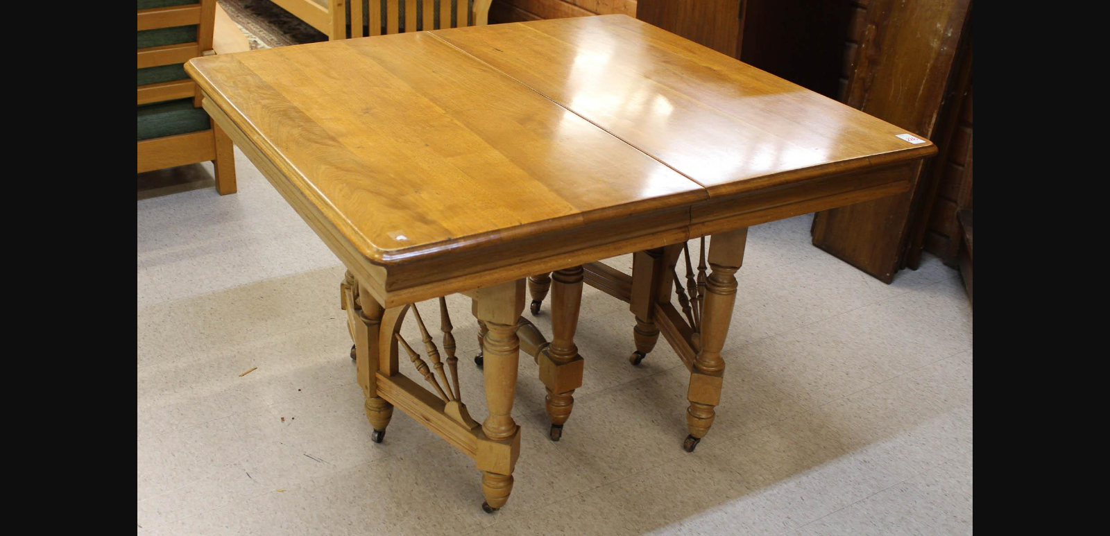 VICTORIAN WALNUT DINING TABLE WITH SIX LEAVES