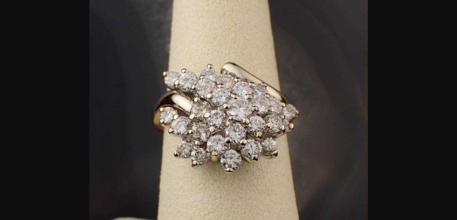 DIAMOND AND FOURTEEN KARAT GOLD CLUSTER RING